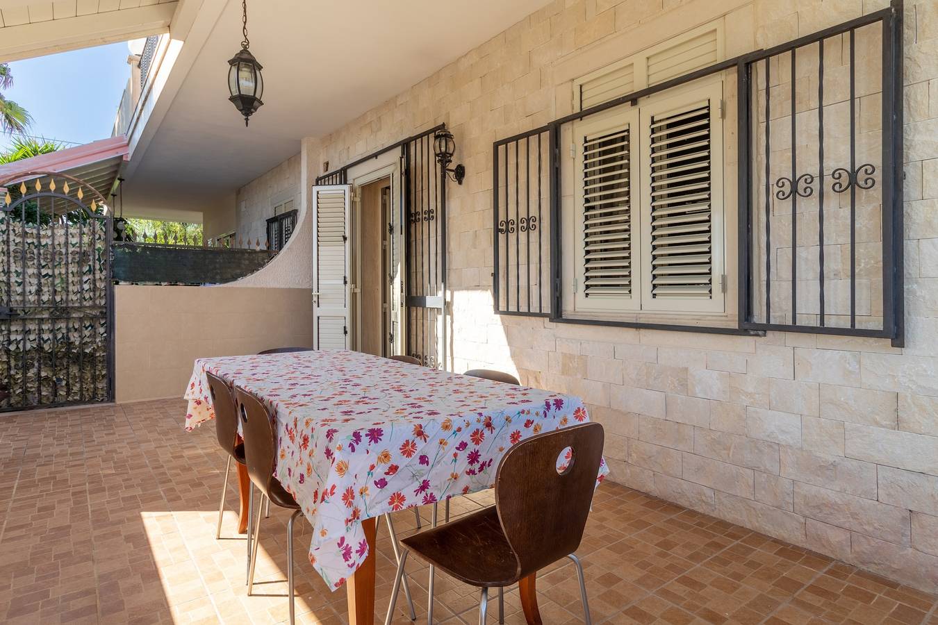 Appartamento intero, Appartamento vista giardino e piscina con veranda privata in Tegolaio, Pozzallo