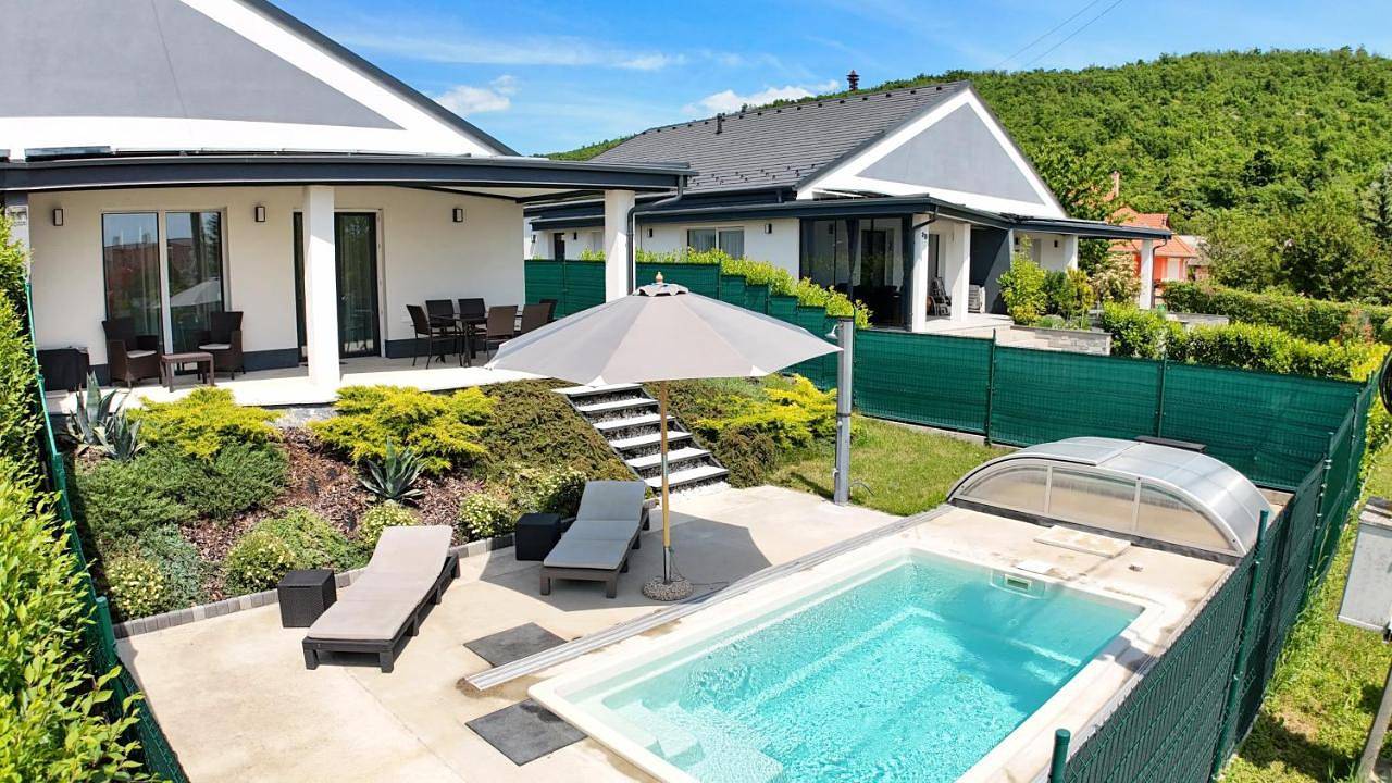 No 121 Villa Bacasba with heated and covered pool in Balatongyörök, Balaton Hochland Nationalpark