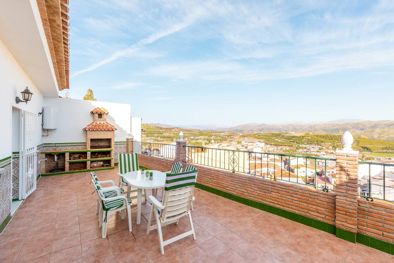 Chalet "Villa Cañete" con vistas a la montaña, terraza, jacuzzi y Wi-Fi in Benamocarra, Costa del Sol