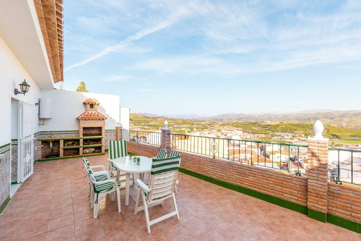 Chalet "Villa Cañete" con vistas a la montaña, terraza, jacuzzi y Wi-Fi in Benamocarra, Costa del Sol