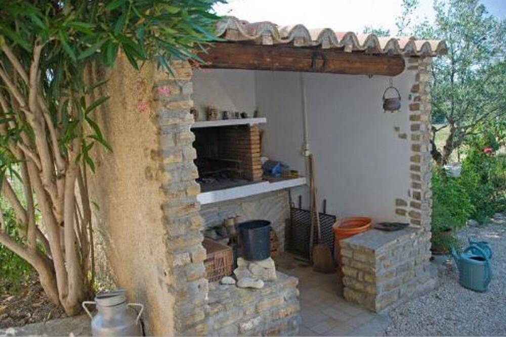 Entire apartment, Apartment with swimming pool in Roaix, Vaucluse