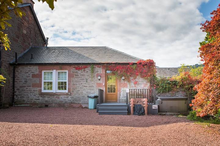 Cottage for 4 people, with hot tub and terrace in Loch Lomond