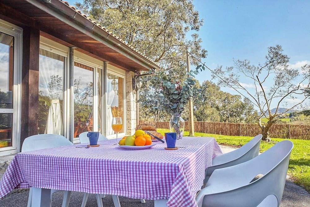 Rural Charm Near the Sea: Casa Íntegra in Ajo in Bareyo, Cantabrian Coast