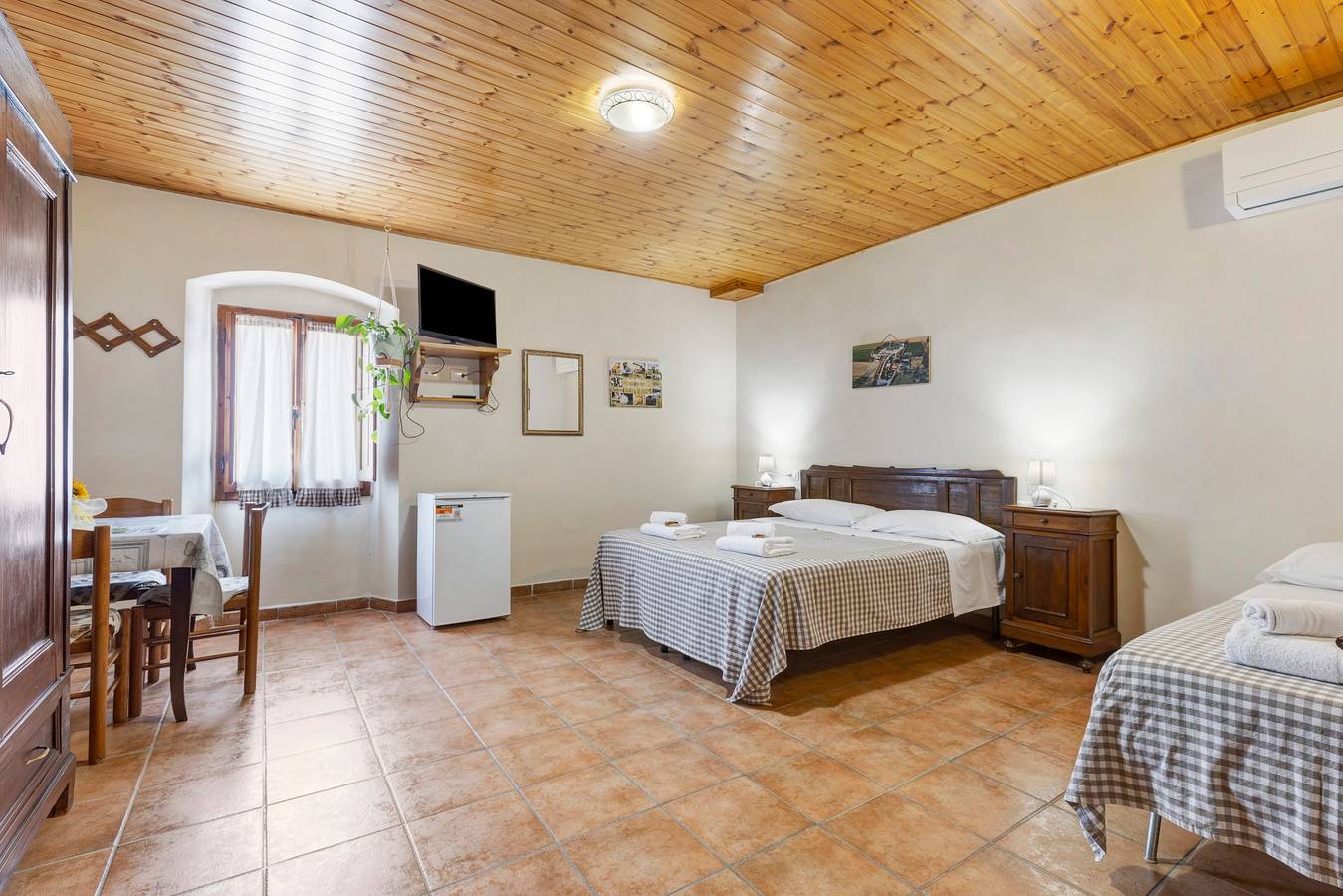 Triple Room Valerio: Tuscan Charm & Modern Comfort in Borgo San Lorenzo (Municipality), Florence Province