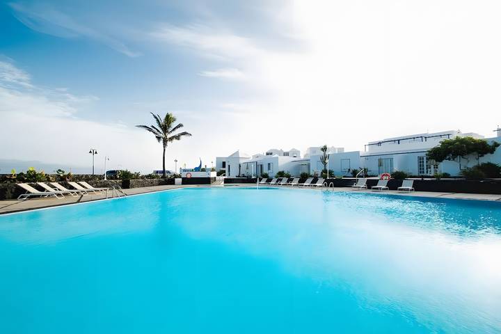 Bungalow for 4 people, with children pool in Lanzarote