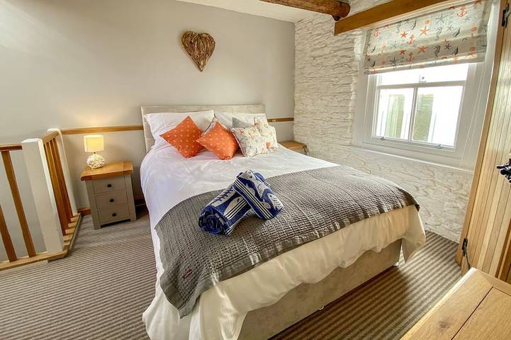 Pilchard Cottage, romantic, character holiday cottage in Brixham in Brixham, Torbay