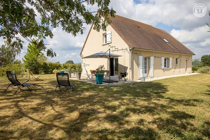 Gîte pour 7 personnes, avec jardin et terrasse à Demigny