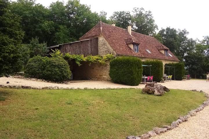 Location de vacances pour 7 personnes, avec jardin et piscine ainsi que terrasse et jacuzzi à Salviac