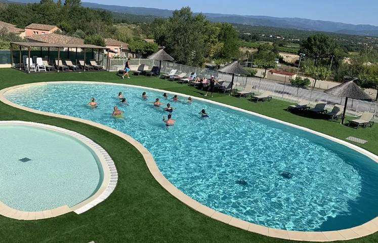 Maison de vacances pour 16 personnes, avec piscine et jardin à Grospierres