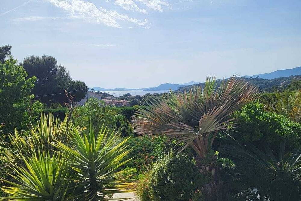 Grande villa vue mer avec piscine Le Pradet près des plages et randonnées in Le Pradet, Côte méditerranéenne (France)