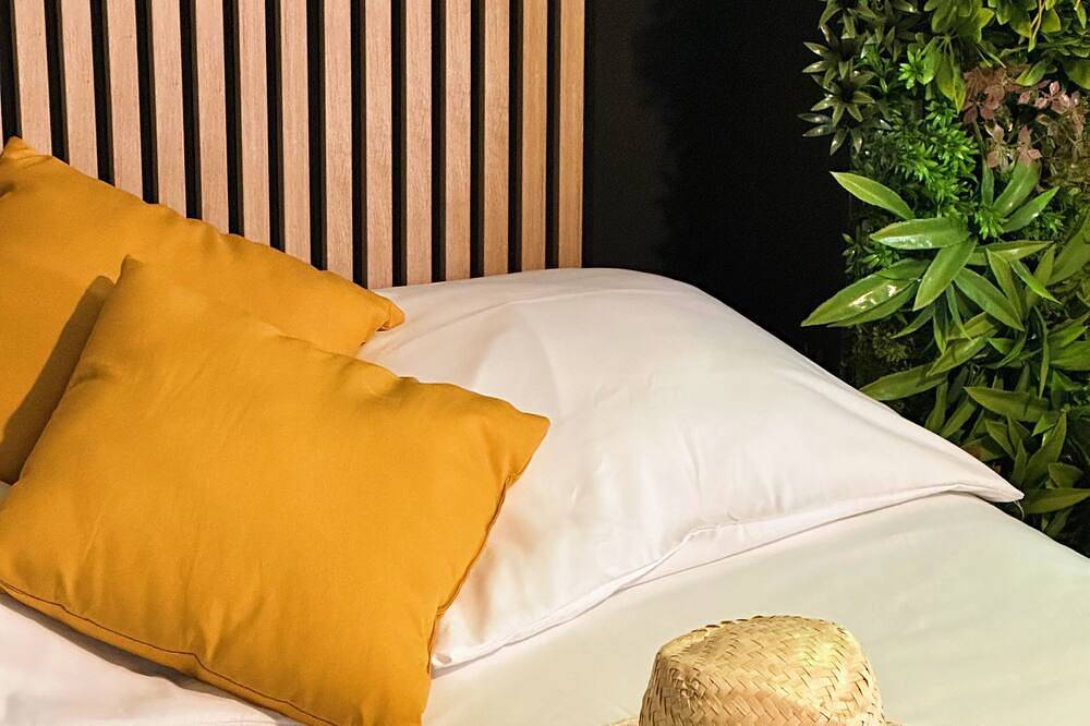 Appartement entier, Jungle Suite Jacuzzi Spa Terrasse, Wifi & Parking Privé in Lunel, Côte méditerranéenne (France)