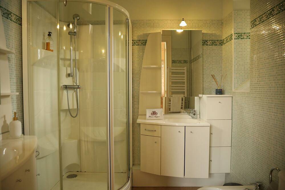 Fairytale Chateau with pool surrounded by vineyard and parc in Blaye, Región de Blaye