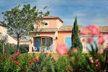 Location de vacances pour 6 personnes, avec terrasse ainsi que piscine et jardin à Homps