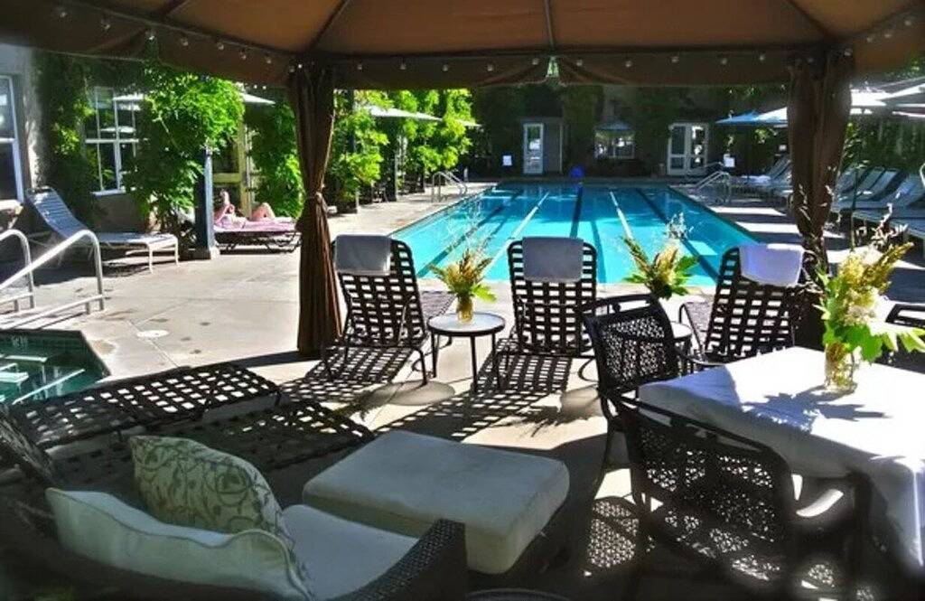 Spaziergang zu den Restaurants, Weinkellereien und Mehr in Napa Valley