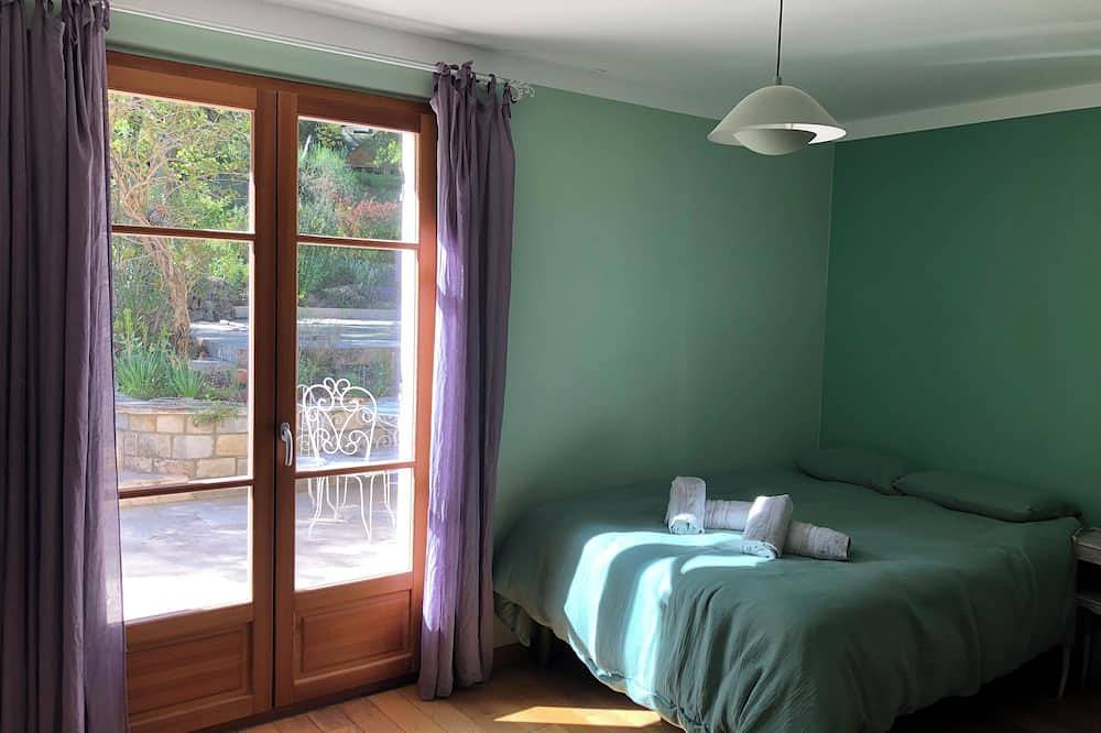 Villa set in wooded grounds with swimming pool, zome and tree house. in Auriol, Marseille region