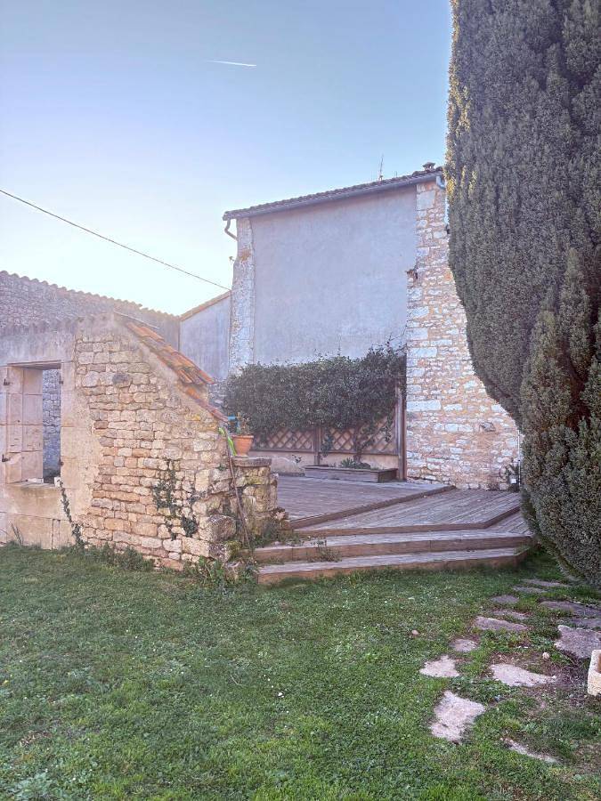 Location de vacances pour 8 personnes, avec jardin et piscine ainsi que terrasse et jacuzzi à Magné - 3