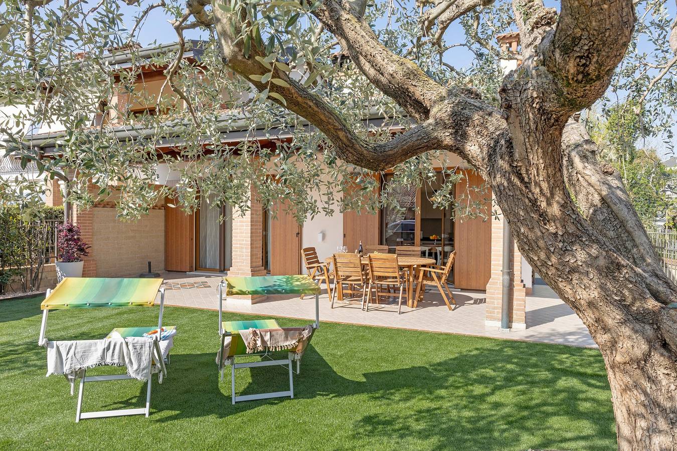 Appartamento intero, Appartamento 'Katy Lake Rosmarino ' con terrazza privata, Wi-Fi e aria condizionata in Peschiera del Garda, Prealpi Gardesane