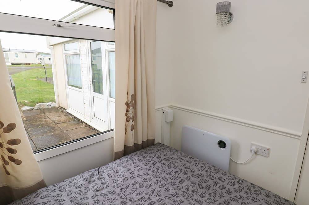 Shipwreck Chalet, pet friendly, country holiday cottage in Kidwelly in Carmarthenshire