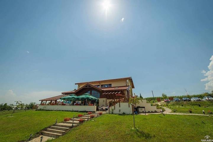 Maison d’hôte pour 3 personnes, avec Jacuzzi et Terrasse ainsi que Jardin et Piscine