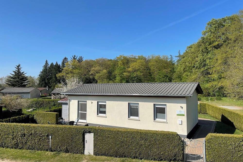 Ferienhaus auf separatem Grundstück direkt am Naturpark Mecklenburgische Schweiz in Dargun, Mecklenburgische Seenplatte