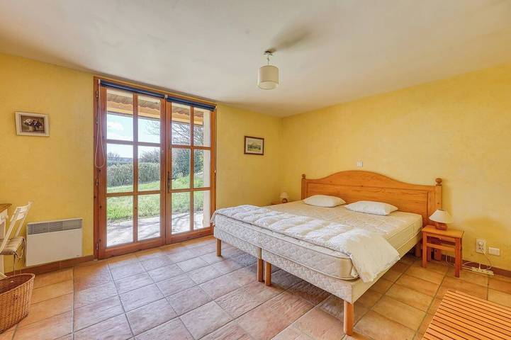 Location de vacances pour 18 personnes, avec jardin ainsi que piscine et terrasse à Lurs - 2