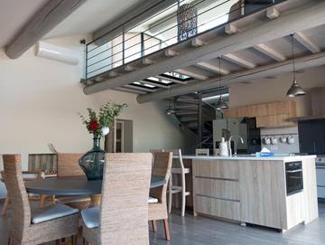 Gîte pour 2 personnes, avec piscine et sauna ainsi que vue et jardin, animaux acceptés à Laudun-l'Ardoise