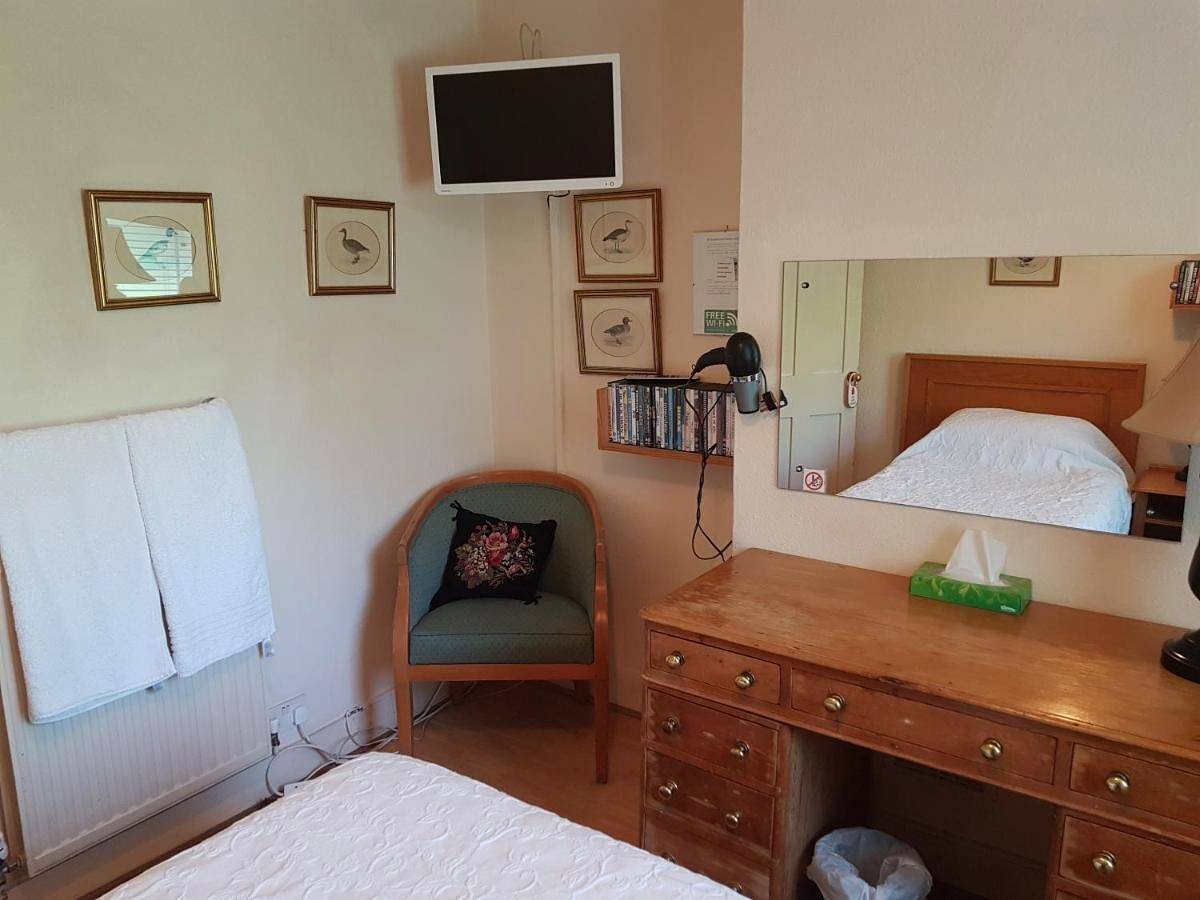 Standard Twin Room with Shared Bathroom in Hertfordshire