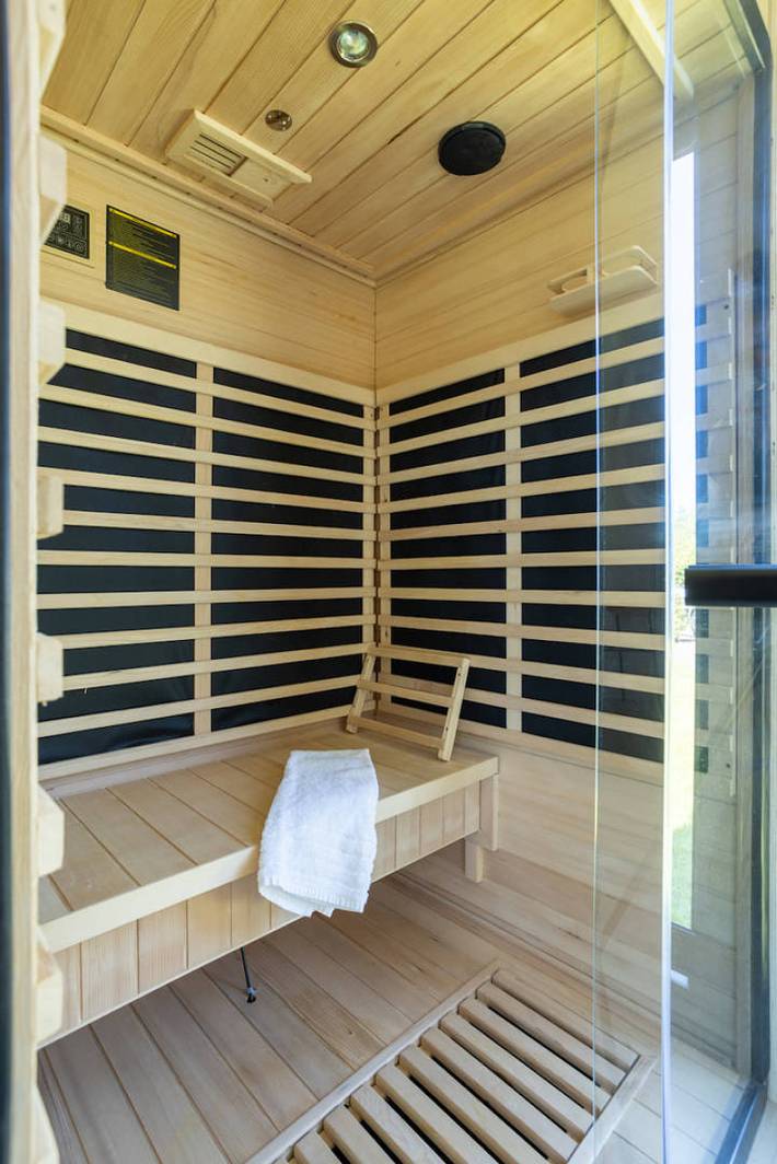 Stilvolles Ferienhaus für 2 Personen mit Sauna und Klimaanlage in einem wasserreichen Park in Friesland in Friesland