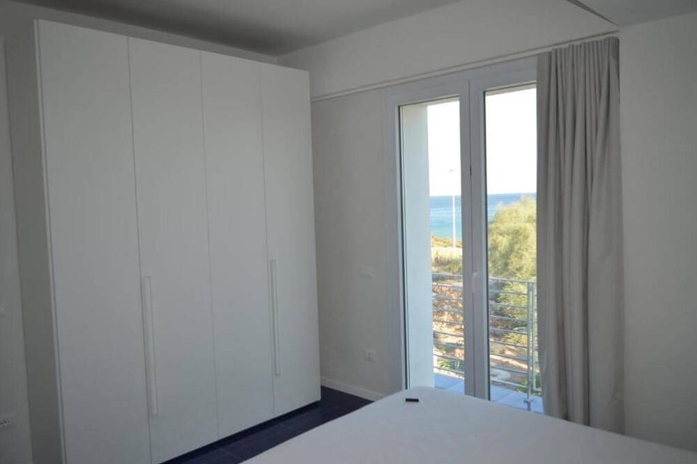 Apartamento entero, Seafront Juniper apartment with large veranda, 20m from the crystal clear sea. in Maruggio, Golfo de Tarento
