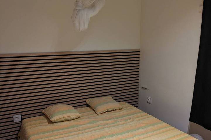 Gîte pour 5 personnes, avec terrasse ainsi que piscine et jardin dans Plage Du Pradeau - 4
