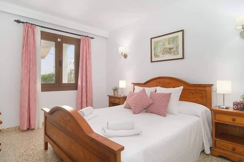 Village house for 6 people in Cala Llombards. in Cala Llombards, Santanyí
