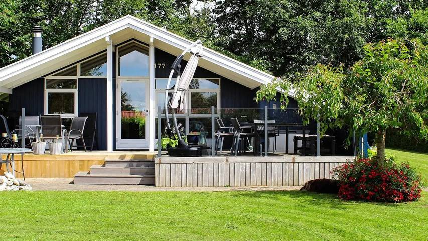 Ferienhaus für 9 Personen, mit Sauna und Terrasse sowie Whirlpool, mit Haustier in Pøt Strandby