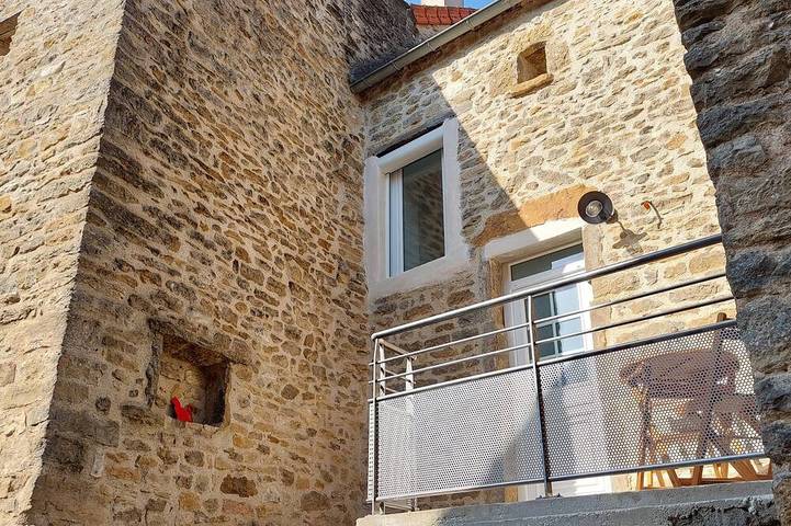 Gîte pour 5 personnes, avec balcon ainsi que jardin et jacuzzi à Cheilly-lès-Maranges