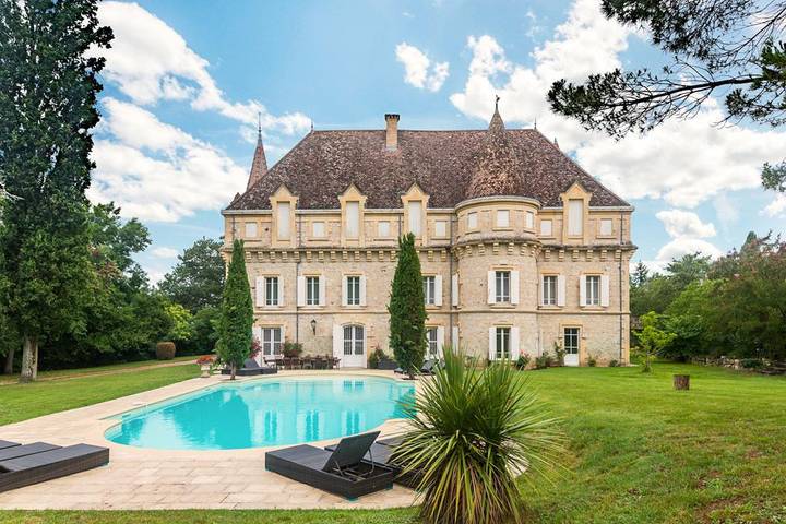 Gîte pour 15 personnes, avec Terrasse ainsi que Jardin et Piscine à Castelsagrat