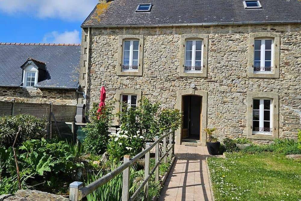 Maison en pierre à 600 mètres de la mer avec jardin et terrasse. in Plomodiern, Iroise
