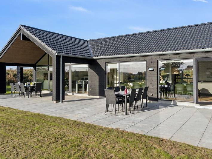 Ferienhaus für 18 Personen, mit Terrasse und Pool sowie Sauna in Løkken