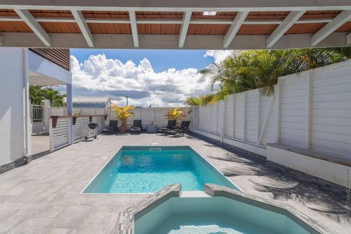 Location de vacances pour 5 personnes, avec terrasse ainsi que piscine et jacuzzi à Gros Morne (homonymie) - 3