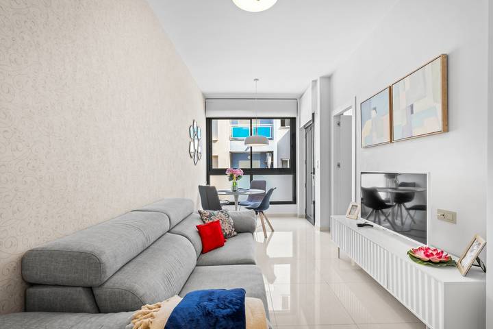 Location de vacances pour 4 personnes, avec balcon et bassin pour enfant à Torrevieja