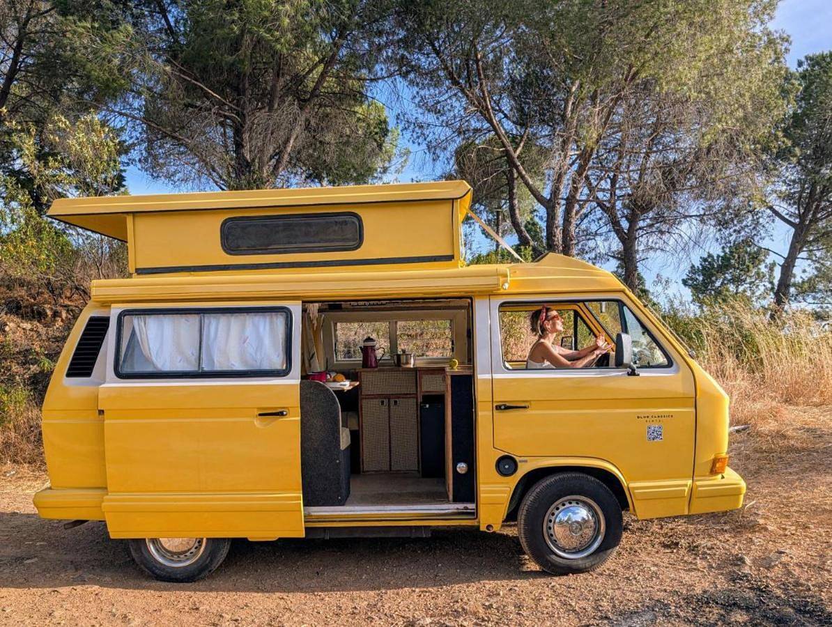 Rent a Blue Classics's Campervan vw t3 amarela - Algarve - Faro - Portugal in Praia da Rocha, Portimão
