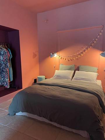 Chambre d’hôte pour 2 personnes, avec piscine ainsi que vue et terrasse à Roquecor