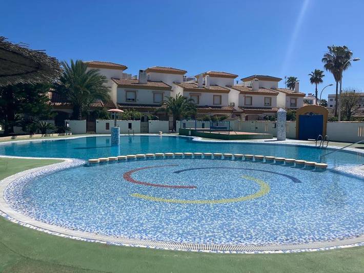 Chalet für 8 Personen, mit Kinderpool und Pool sowie Ausblick und Garten in Oliva - 4