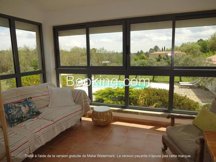 Location de vacances pour 6 personnes, avec vue ainsi que piscine et jardin à La Verdière - 4