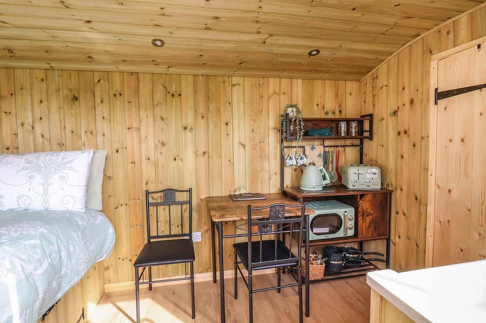 The Oak Hut, pet friendly, with hot tub in Whitchurch in Shropshire