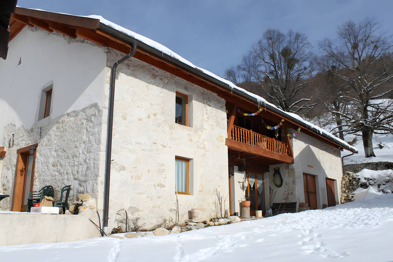 Bed and Breakfast 'Chez Louve Bleue - Côté Jardin' with Mountain View, Shared Terrace and Wi-Fi in Hotonnes, Nantua