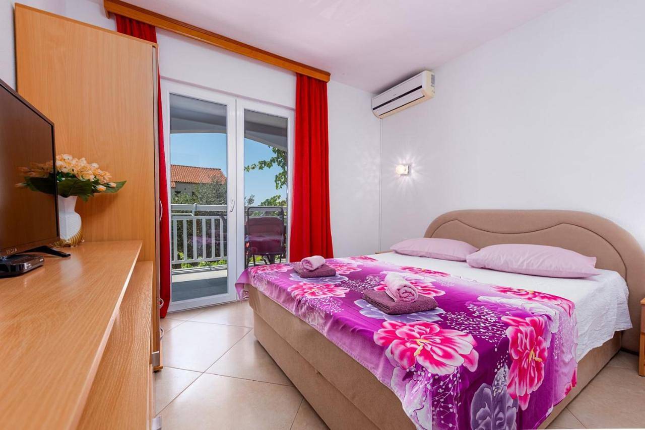 Villa Vrebac Badem on the Peljesac peninsula in Orebic, Peljesac