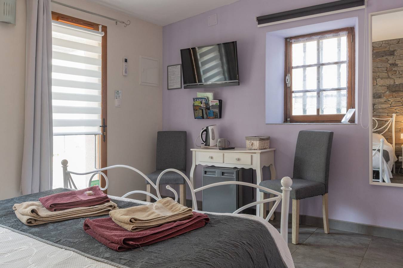 Chambre 'La Peireta' avec piscine partagée, Wi-Fi et climatisation in Saint-Alban-Auriolles, Ardèche