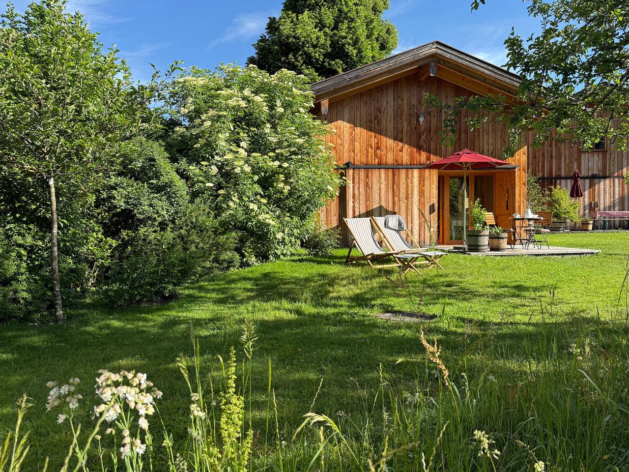 Lohei - Chalets im Chiemgau - Chalet Hollerhäusl, ganzes Haus, 50 qm für 2-4 Personen, Wohnbereich mit Kochecke und Galerie in Unterwössen, Bayerische Alpen