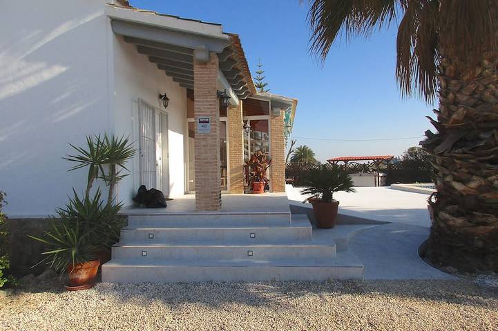 Villa moderna con gran jardín y piscina en la Costa Blanca cerca del mar. in Catral, Provincia de Alicante