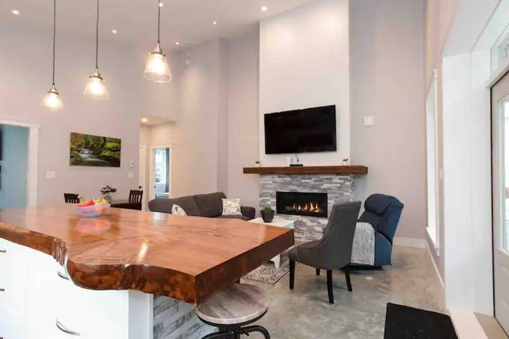 “Between Two Lakes”. New 2 Bedroom Entire Home! (Sleeps 6). in Nanaimo, Regional District of Nanaimo