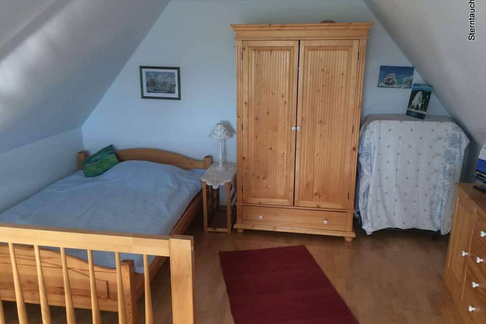 Buzo de garganta roja Retiro moderno in Putgarten, Rügen